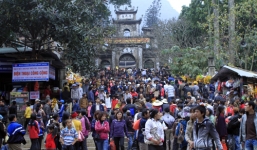 Video: Hàng nghìn người du xuân, chùa Hương 'tắc nghẽn'